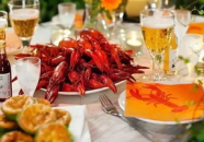 日本小姐姐吃刺身龙虾,小姐姐畅享刺身龙虾美食之旅