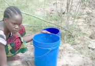 农村小姐姐打水,勤劳与生活的交响曲